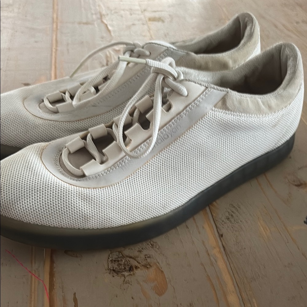 Black and White Canvas Sneakers with Low-Top Design - Picture 6 of 6